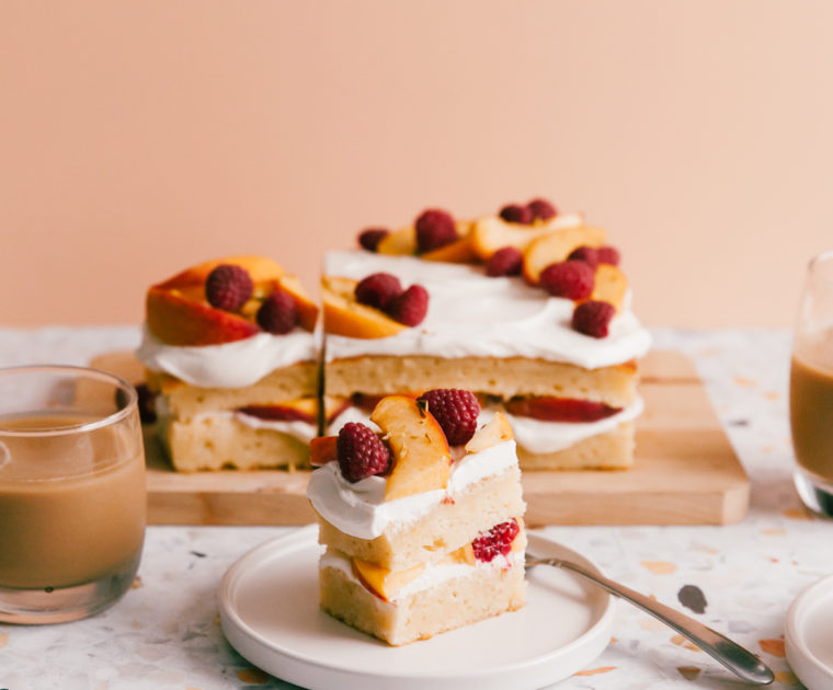 Yoghurt cake layered with creamy labneh frosting and juicy peaches #recipe #cake #peaches